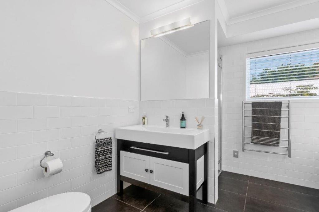 Stunning Tranquil Home With Green Space Views Mount Maunganui Extérieur photo